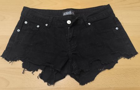 Schwarze Jeans Shorts / Hotpant im Destroyed Look