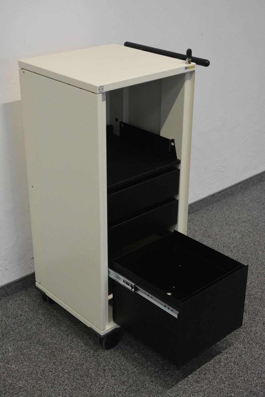 Armadi: Novex LC2 Roll-Caddy Cremeweiss mit Schlüssel – Usato da Schönenwerd venduto da mcofficeshop 2