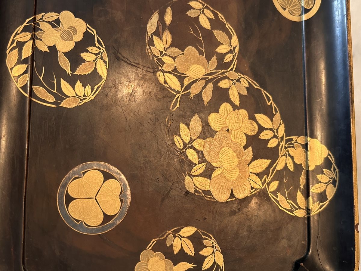 Piatti di portata: Antiker japanischer Lack Chrysantheme Maki-e Tablett Edo Bak – Usato da Aarburg venduto da Schatzaffe 4