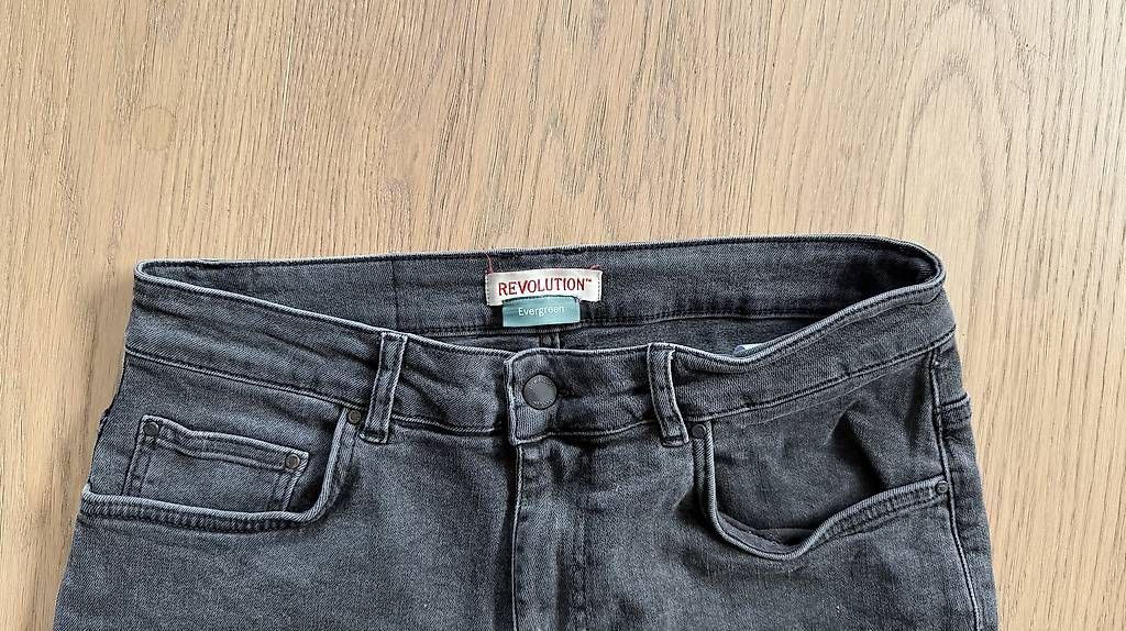 Pantaloni: Shorts Evergreen, Size 31 – Usato da Kriens venduto da tananuschka13 1