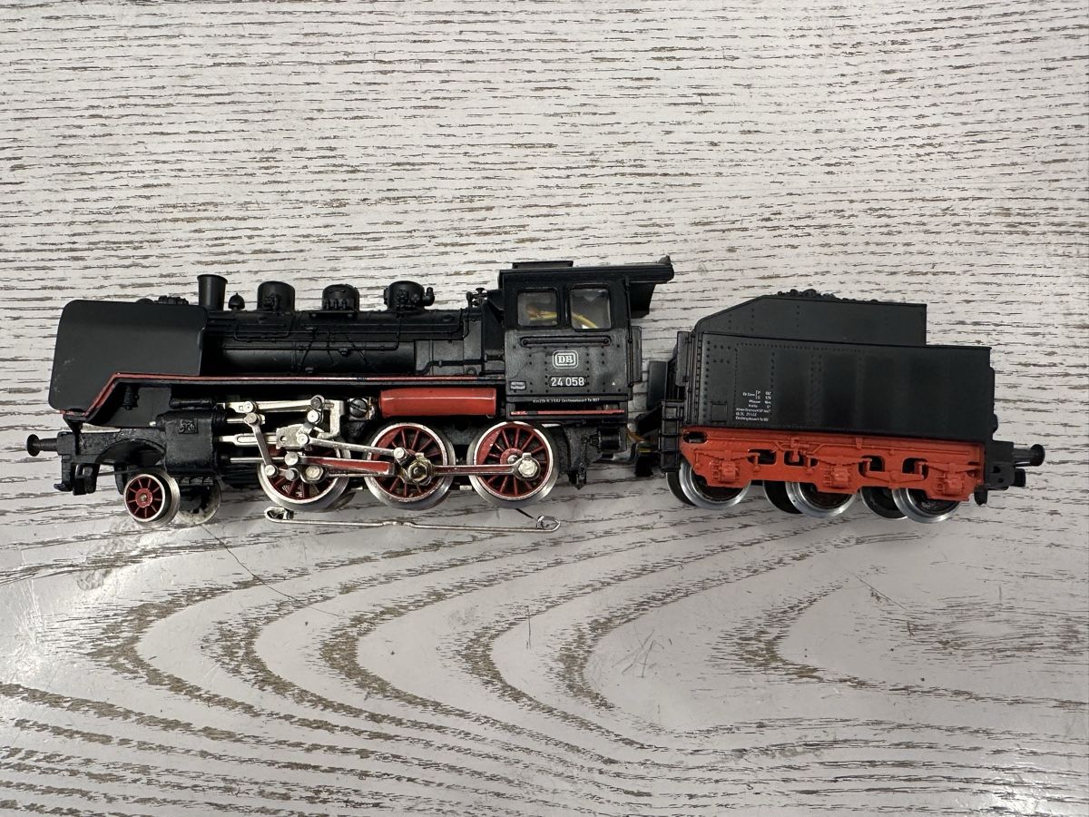 Märklin Modellini di ferrovie: Märklin 3003 DB BR 24 mfx digital – Usato da Lupsingen venduto da New-Haven 4