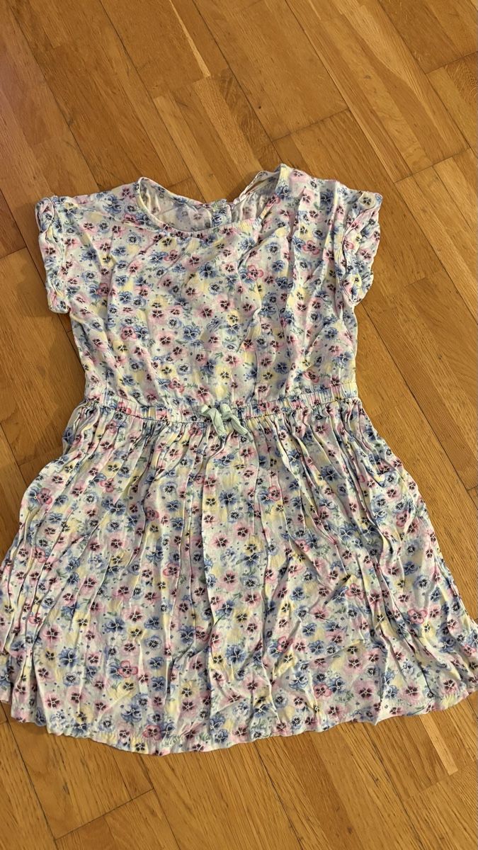 H&M Vestiti & Gonne: Sommerkleid Blumen Grösse 104 – Usato da Stäfa venduto da sch_m7kj