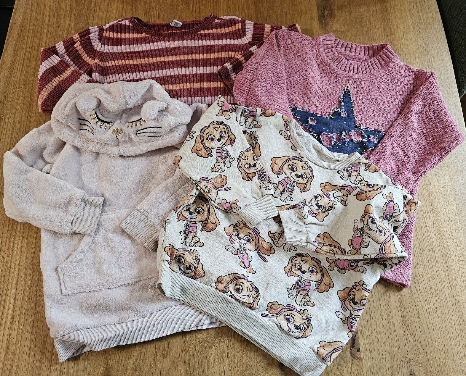 Maglioni & Felpe: Set 4 Pullover Mädchen Grösse 104 gebraucht – Usato da Basel venduto da Sinibini86 1