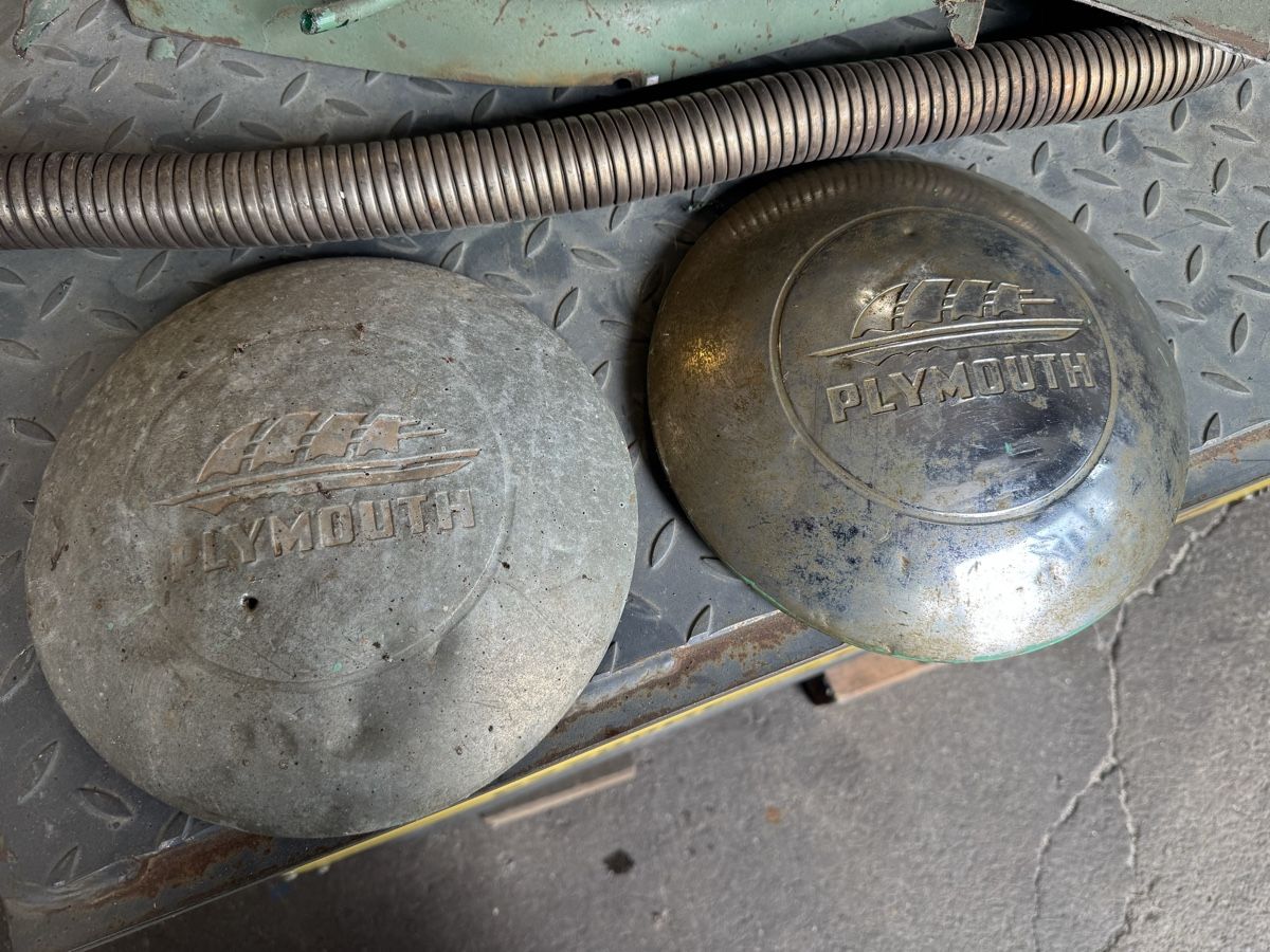 Plymouth Toutes les pièces auto: Plymouth Chrom Radkappen Oldtimer – D'occasion à Thusis par Radkeil