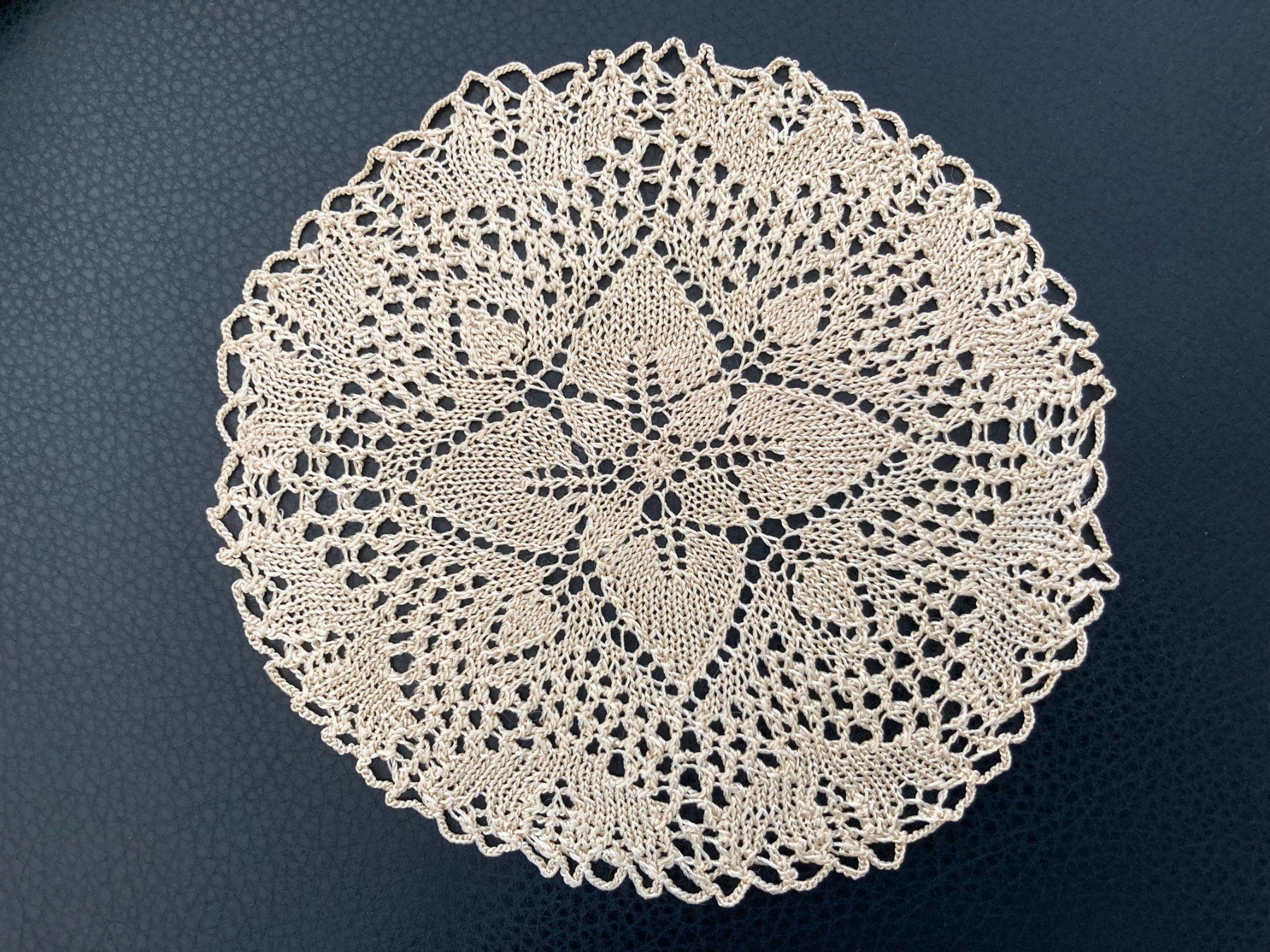 Sottobicchieri: Spitzendeckchen Handarbeit gestrickt  Farbe: Ecru / Beige – Usato da Subingen venduto da ArtBead
