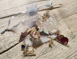 Lot de pin's neufs Witchy