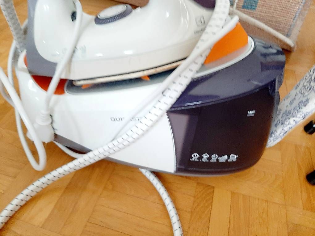Ferri da stiro: Centrale vapeur Electrolux QuickSteam - Maison nette! – Usato da lausanne venduto da bluestone02 1