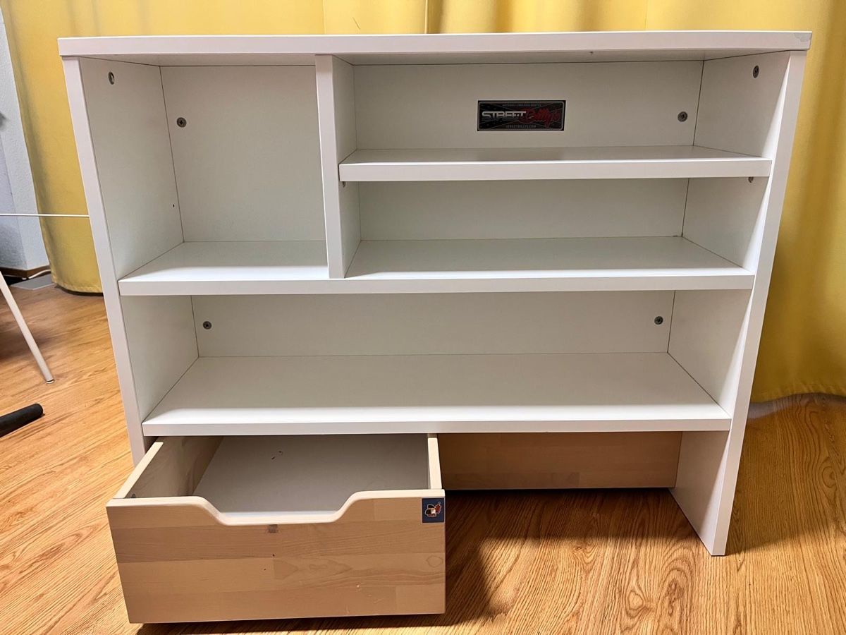 Regale: Kinderzimmer-Möbel – Gebraucht aus Rotkreuz von Chochi