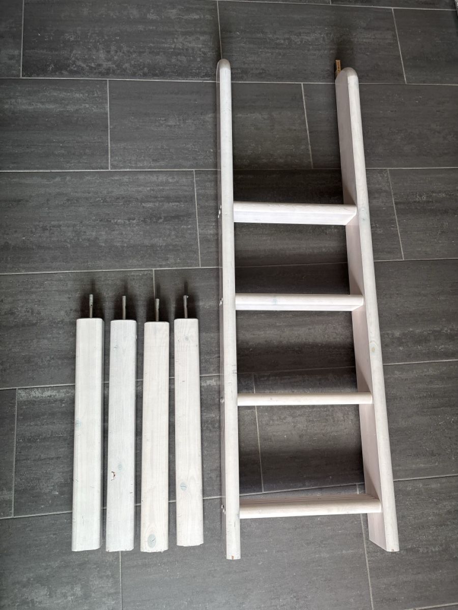 Betten: Betterhöhung FLEXA Holzleiter mit Beinen weiss – Gebraucht aus Remigen von Avanti