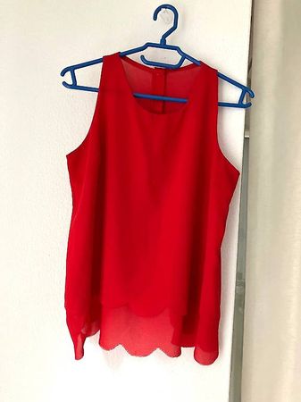 Rotes Top mit Wellensaum und Knöpfen