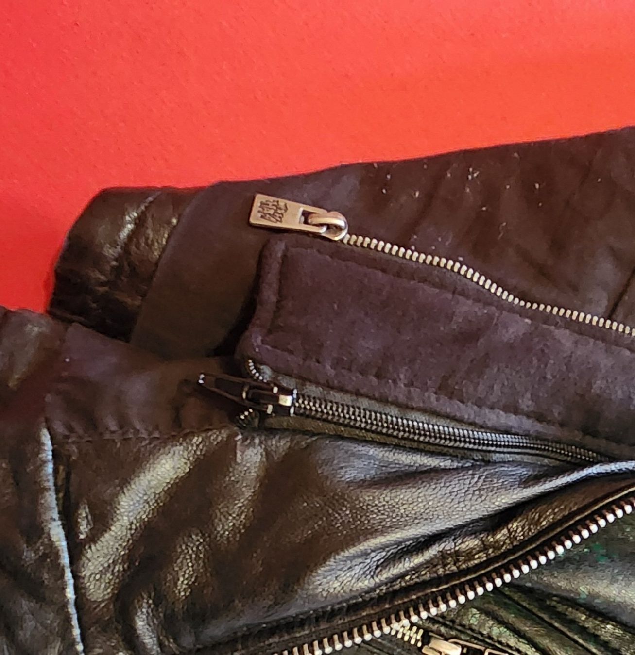 Giacche: Schwarze Kunstlederjacke mit Kapuze, Suicide Squad – Usato da Brittnau venduto da AkimaJukato 4