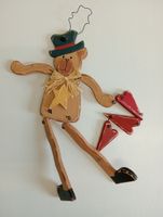 Holzspielzeugbär mit hängenden Herzen