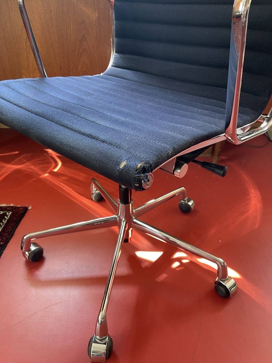 Stühle: Bürostuhl dunkelblau mit Rollen gebraucht – Gebraucht aus Zürich von Helben 4