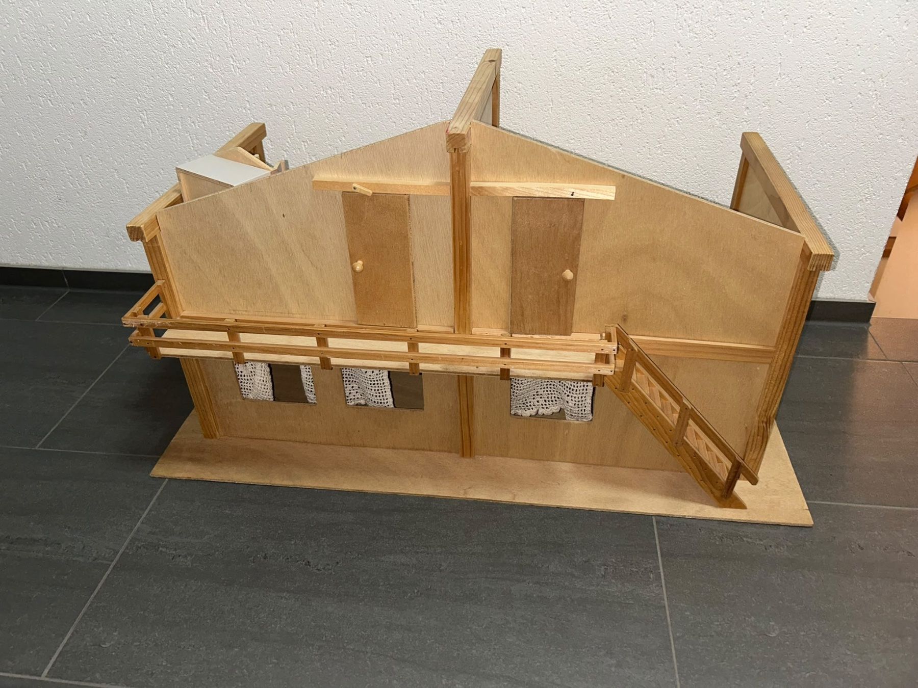 Case e mobili per bambole: Gratis - Holzpuppenhaus – Usato da Safenwil venduto da 2hand_aber_wertvoll 1