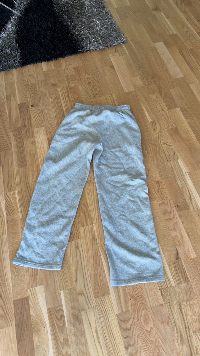 Pantalons: Graue trainerhose – Neuf (Voir description) à Pieterlen par sam_58jm