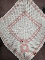 Gehäkelte Babydecke mit Bär Motiv - Handarbeit