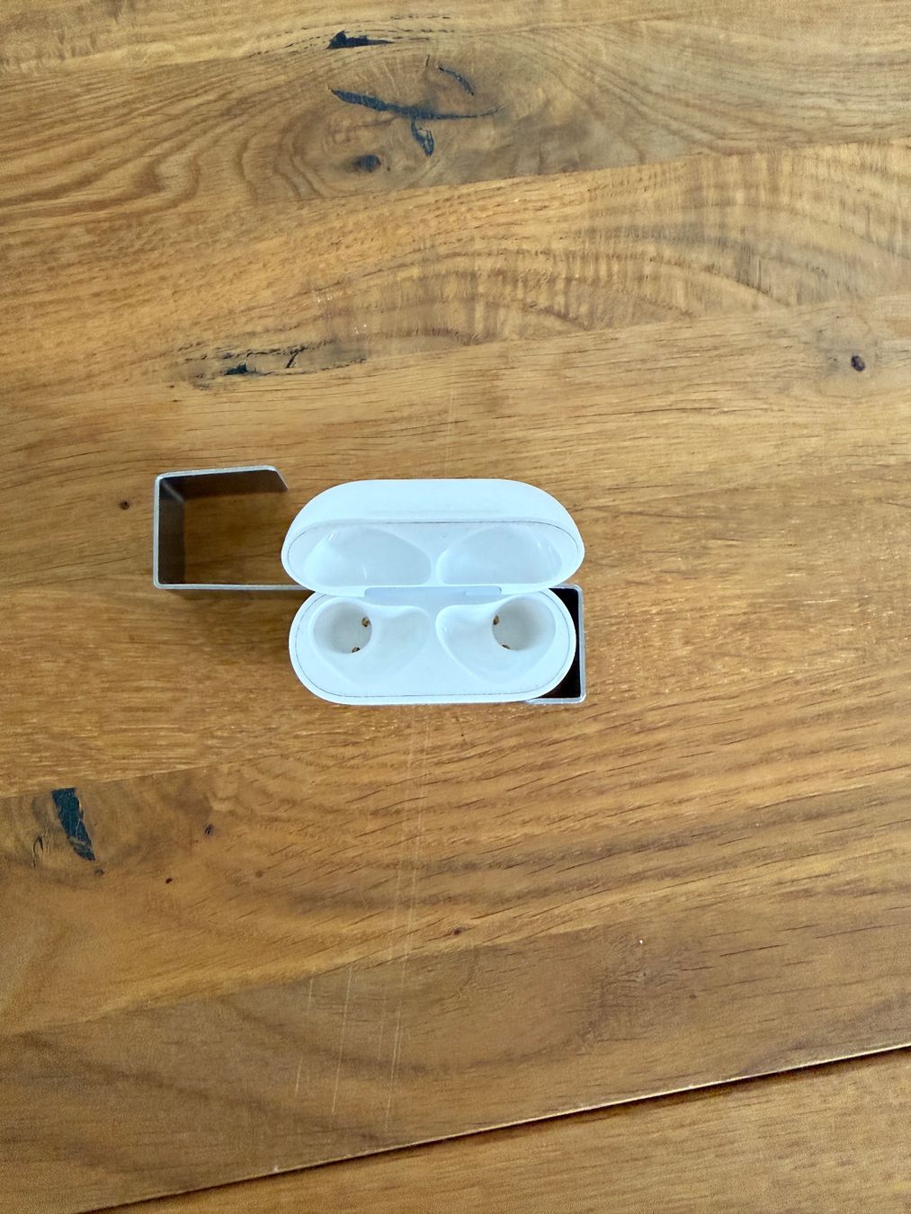 Apple Cuffie: APPLE AirPods 4 Charging Case – Usato da Lausanne venduto da Nine1982 1