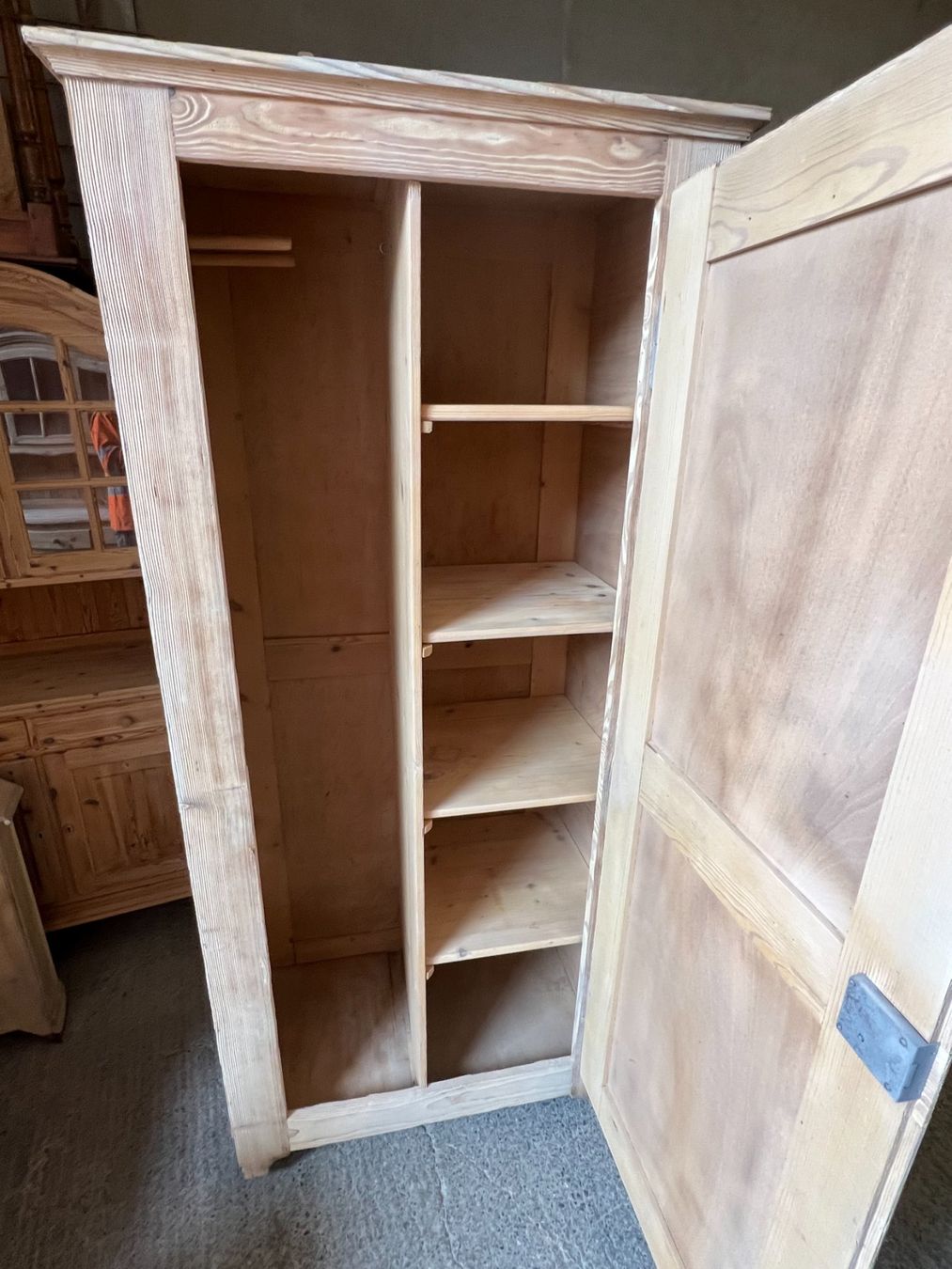 Schränke: ART 1114-J Armoire de nettoyage sablé – Gebraucht aus Pont-La-Ville von BCMGLEAL 1