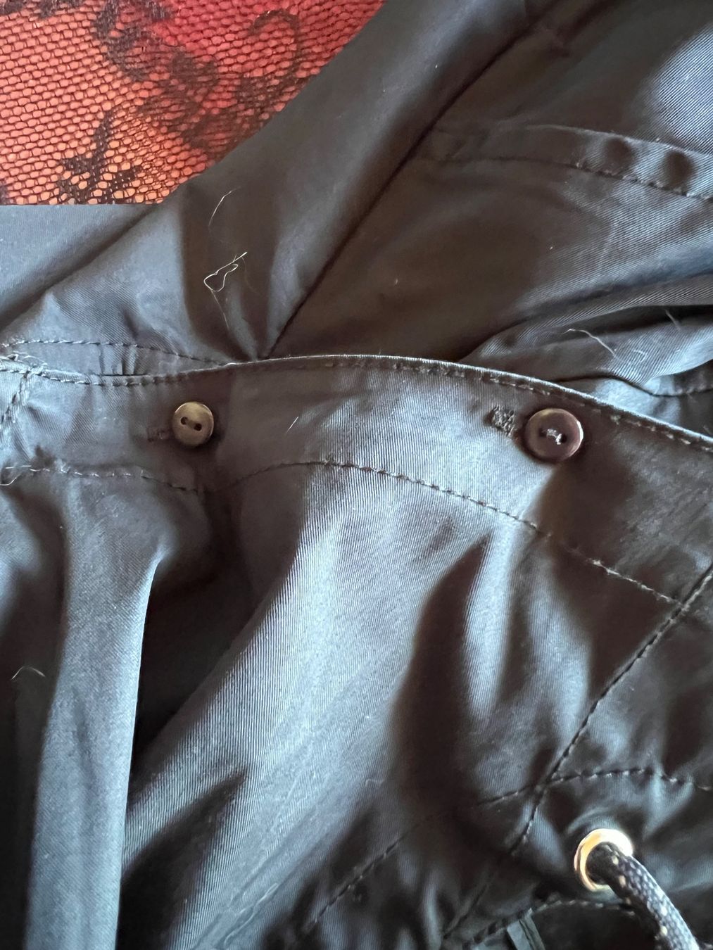 Cappotti: Trench-coat noir avec capuche, taille 36 – Usato da Chézard-St-Martin venduto da Cheyenne_75 2