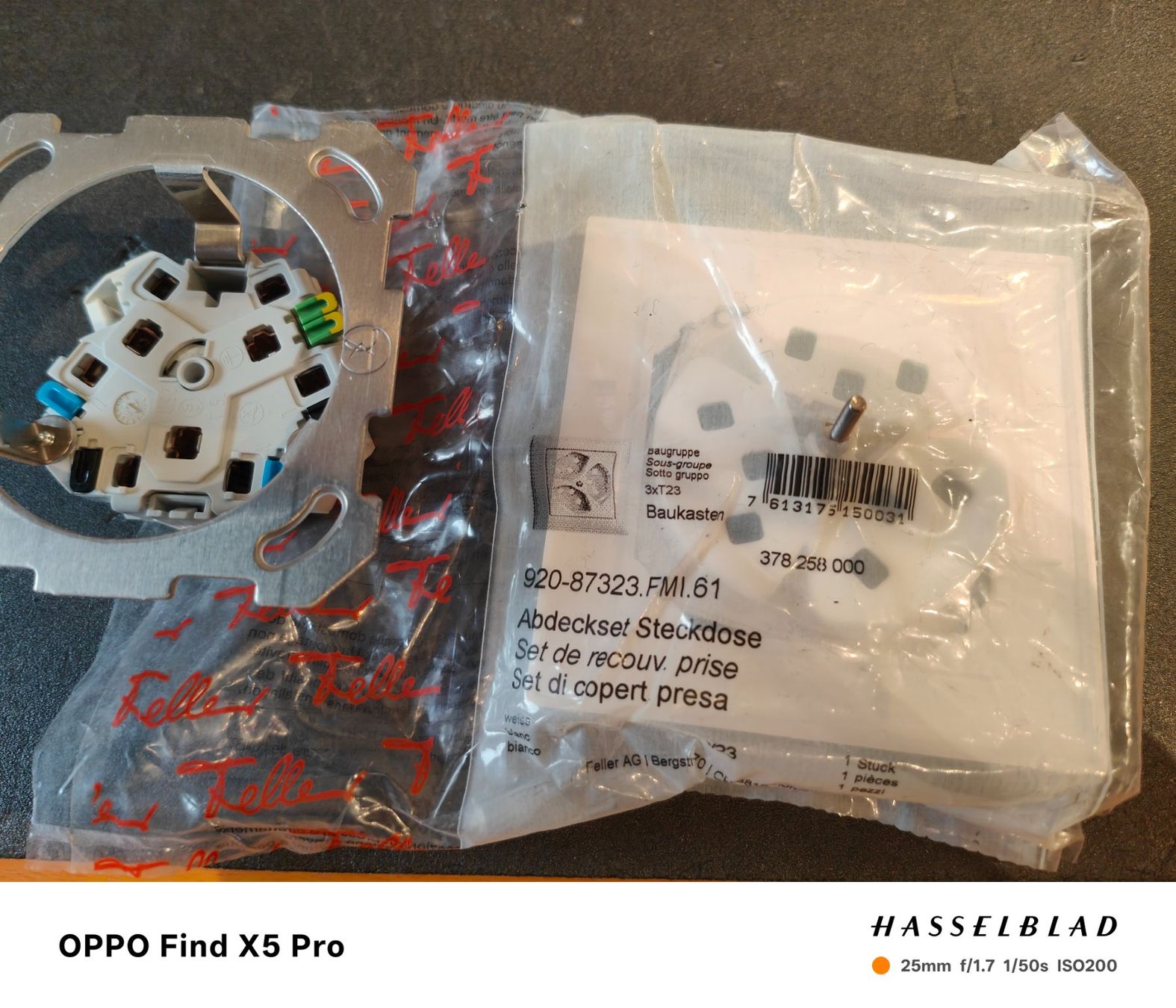 Feller Spine: Feller Typ 23 Triplex Steckdose Up – Nuovo (secondo la descrizione) da Basel venduto da M2
