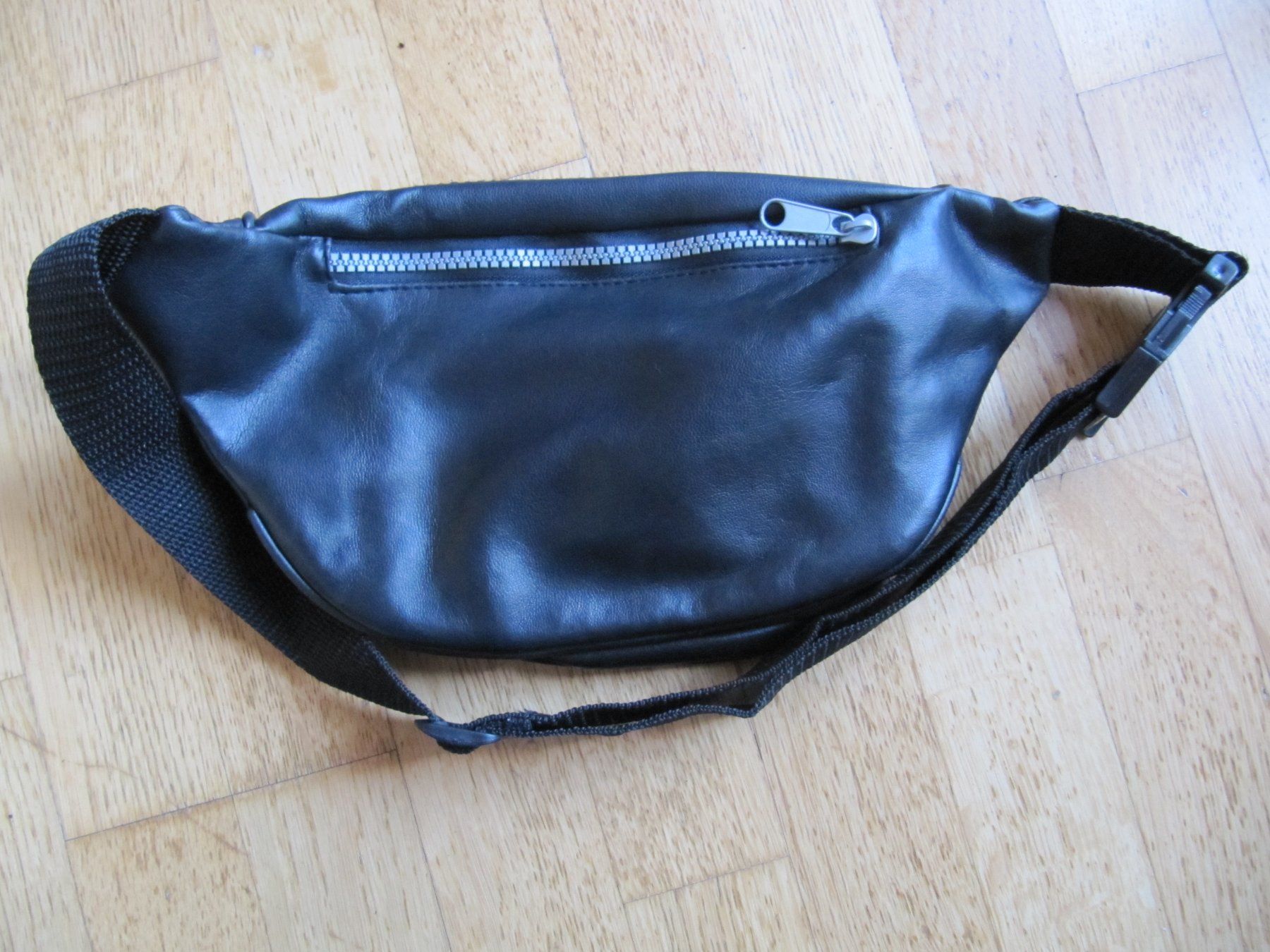DKNY Taschen: Bauchtasche Hüfttasche DKNY, schwarz – Gebraucht aus Würenlos von AustralisZ 1