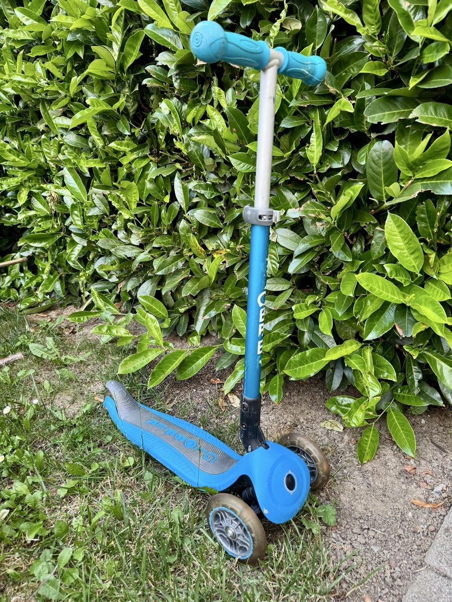 Globber Kickboard: Blue 3-Wheel Globber Scooter with Light-Up Wheels – Usato da Bülach venduto da dan_7scp 1