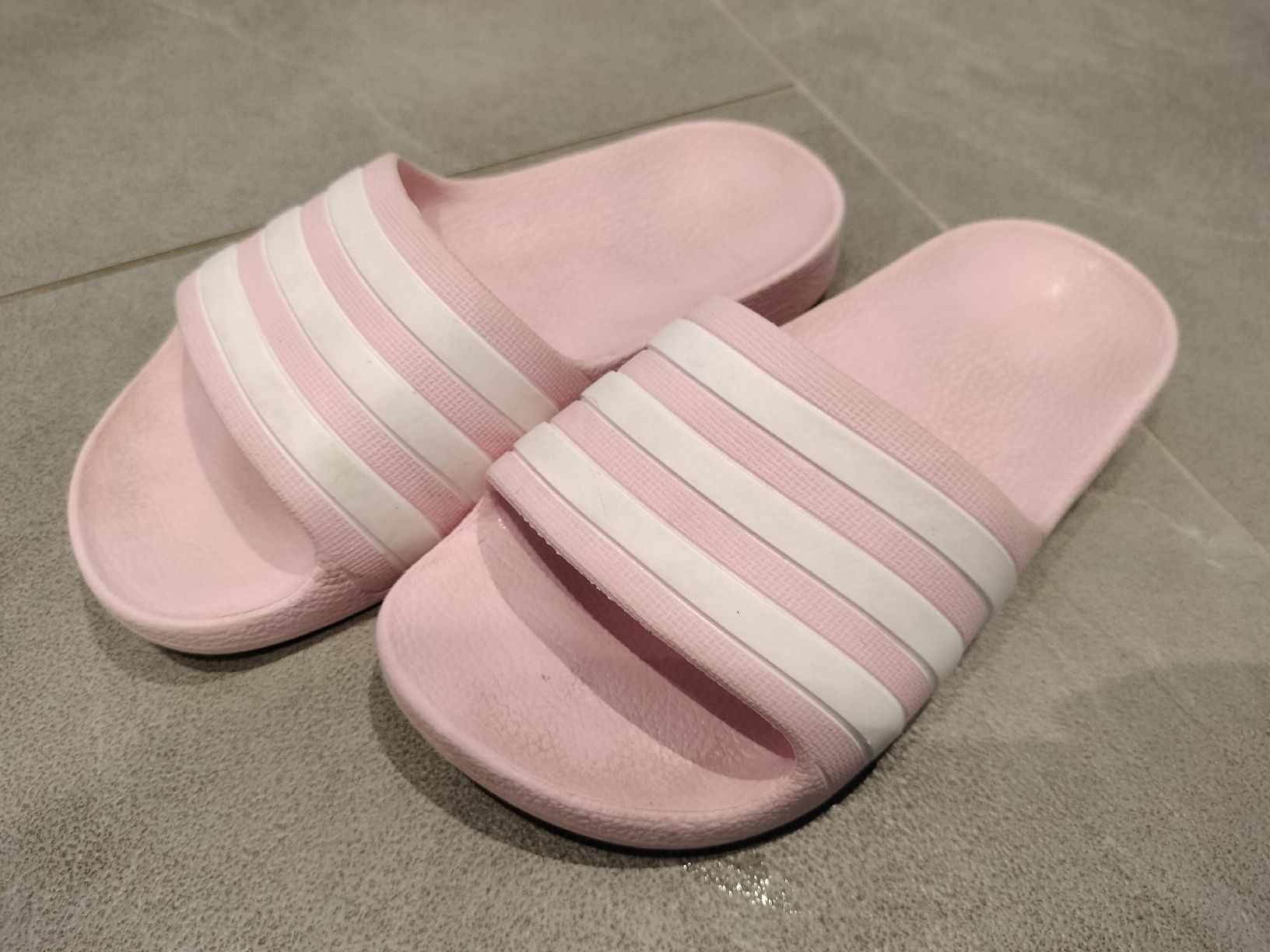 Adidas Schuhe für Mädchen: Adidas Adiletten Grösse EU 31 – Gebraucht aus Neftenbach von TheKringel