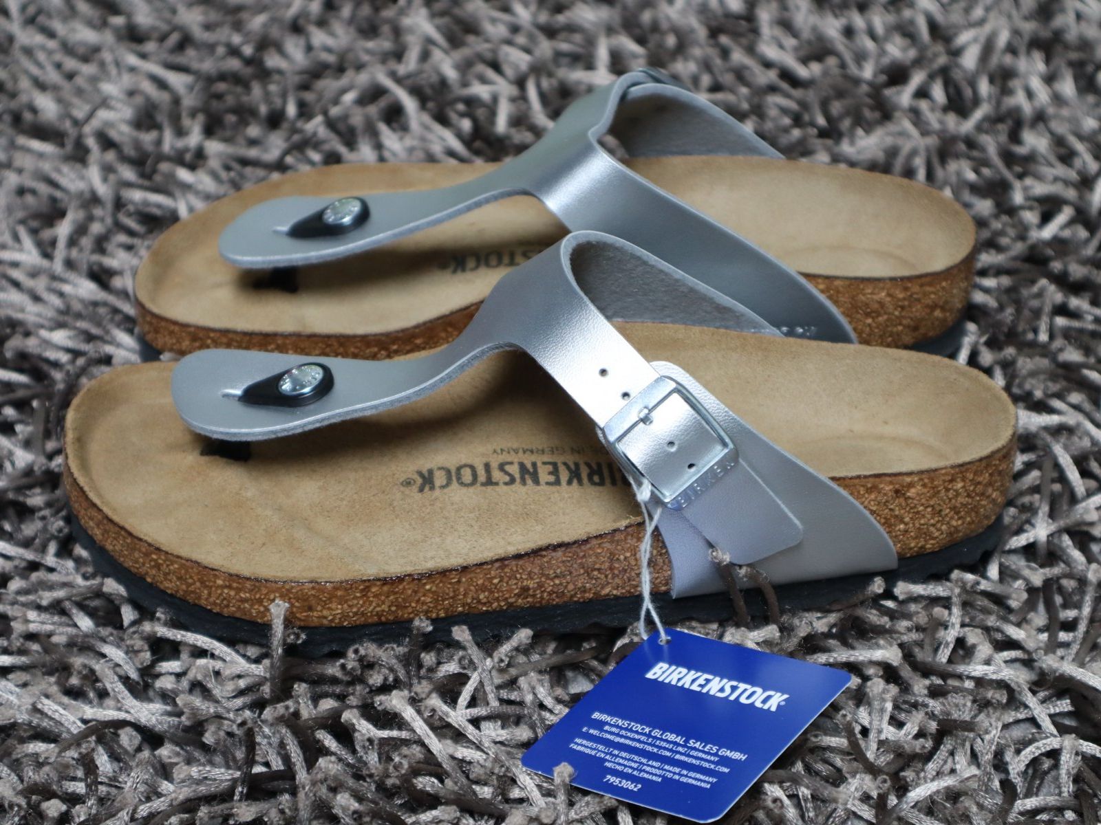 Birkenstock Scarpe da donna: Birkenstock, Gizeh, Gr. 38, silber, NEU – Nuovo e nell'imballaggio originale da Wattwil venduto da glueck