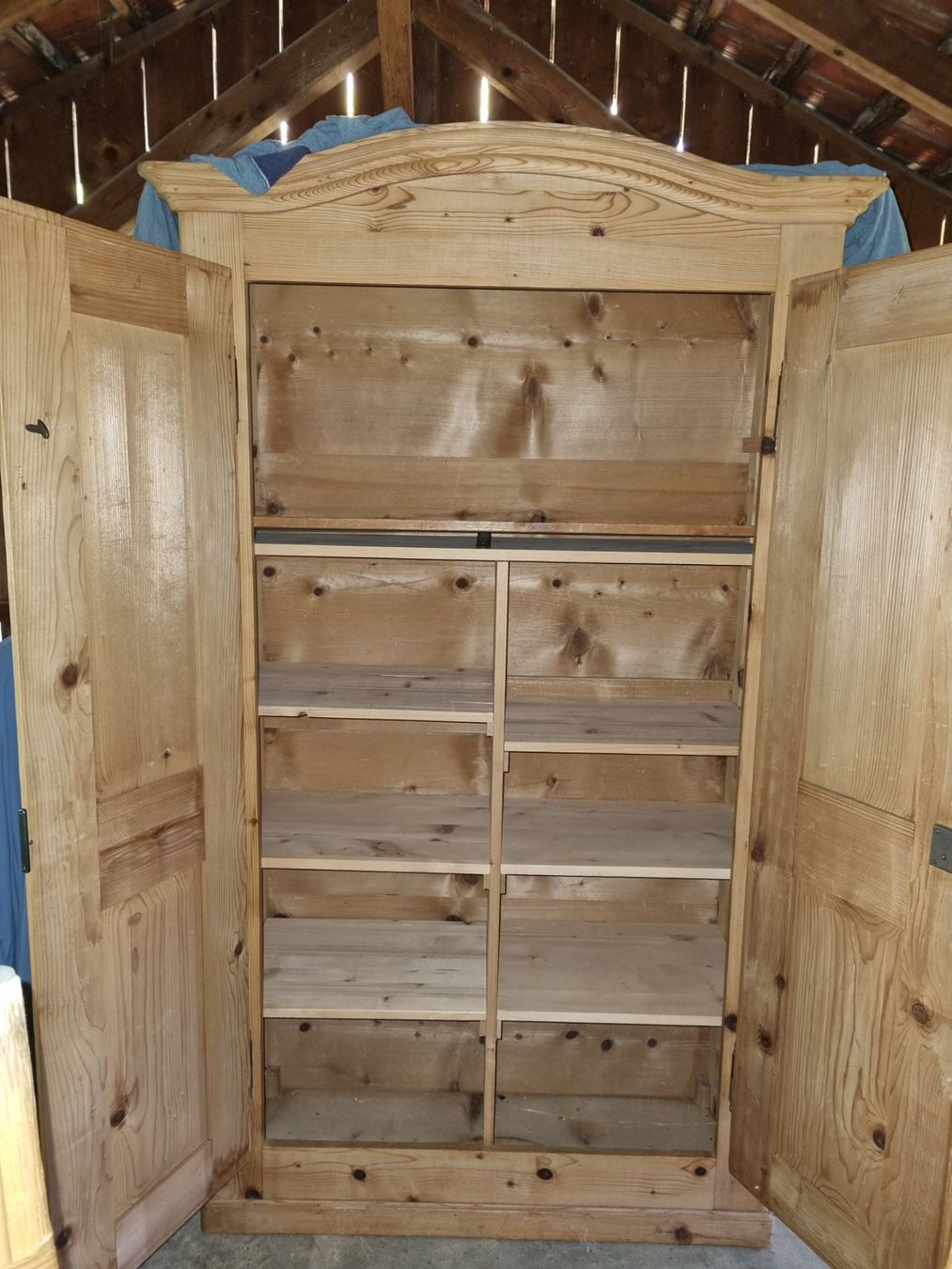 Schränke: Armoire en bois 2 portes – Gebraucht aus Monts-de-Corsier von pre_wr9v