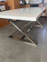 Magnifique table en stratifié sur chassis métal