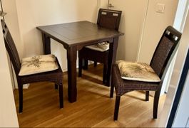 dunkler Eichentisch und 3 Stühle braun Holz/Rattan