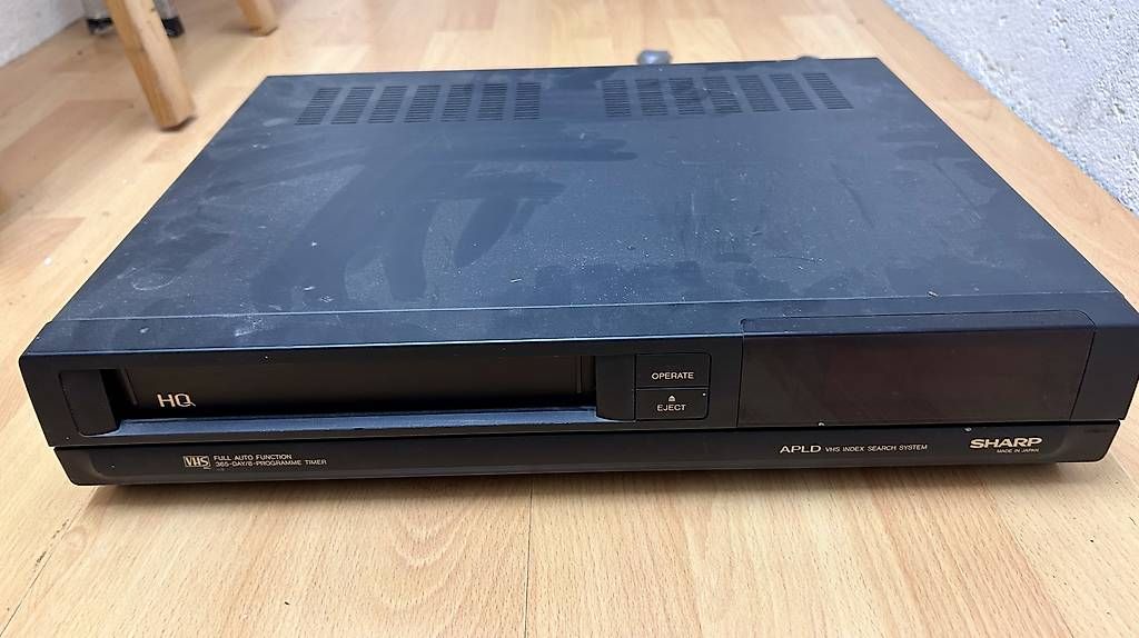 Sharp Registratori: VHS-Videorekorder der Marke Sharp. – Usato da Heerbrugg venduto da Mediabox