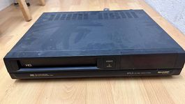 VHS-Videorekorder der Marke Sharp.