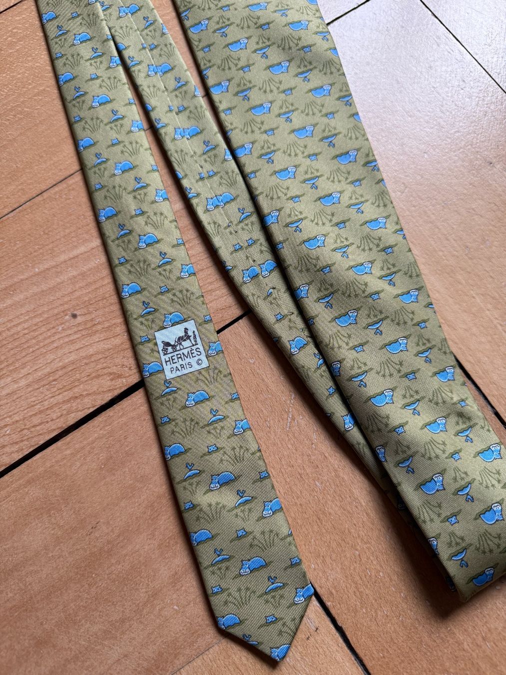 Hermès Krawatten: HERMÈS - Seide Krawatte khaki mit Nilpferden – Neu (gemäss Beschreibung) aus Zürich von Diazaio 2