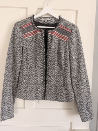 Damenjacke Comma Grösse 36 mit Muster und Applikationen