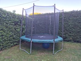 Trampolino elastico con rete di sicurezza