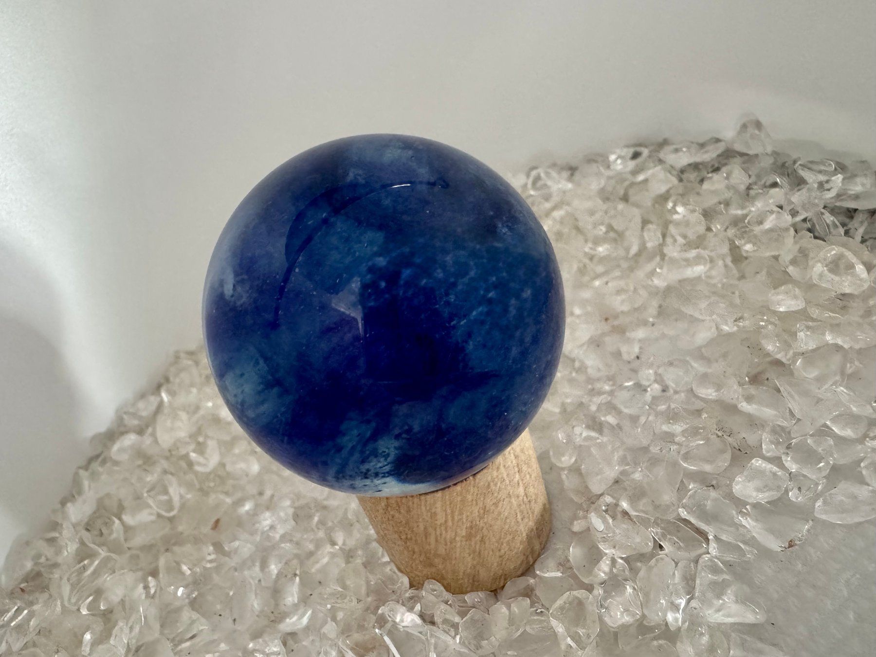 Mineralien & Heilsteine: Schmelz-Quarz Kristall blau Kugel – Neu (gemäss Beschreibung) aus Biberist von Steine 1
