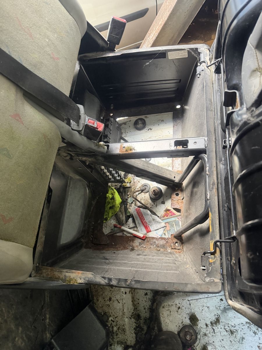 VW Tutti pezzi di ricambio auto: VW T5 2er sitzbank Leder/ Stoff – Usato da Widnau venduto da Gasser_Auto 2