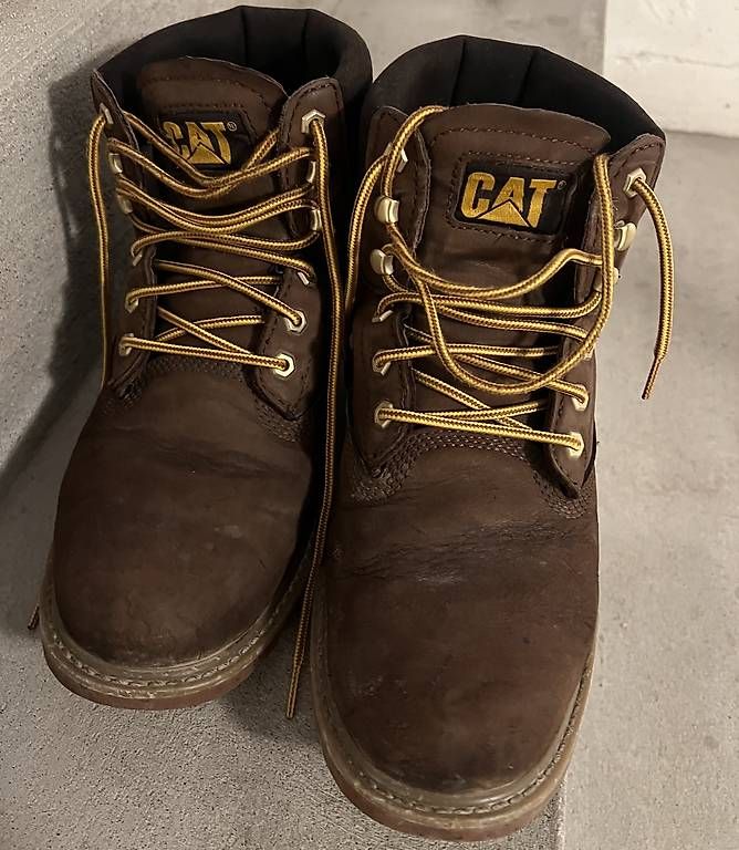 Herrenschuhe: Herrenschuhe aus Leder, Gr. 44, CAT – Gebraucht aus Flawil von SG8888