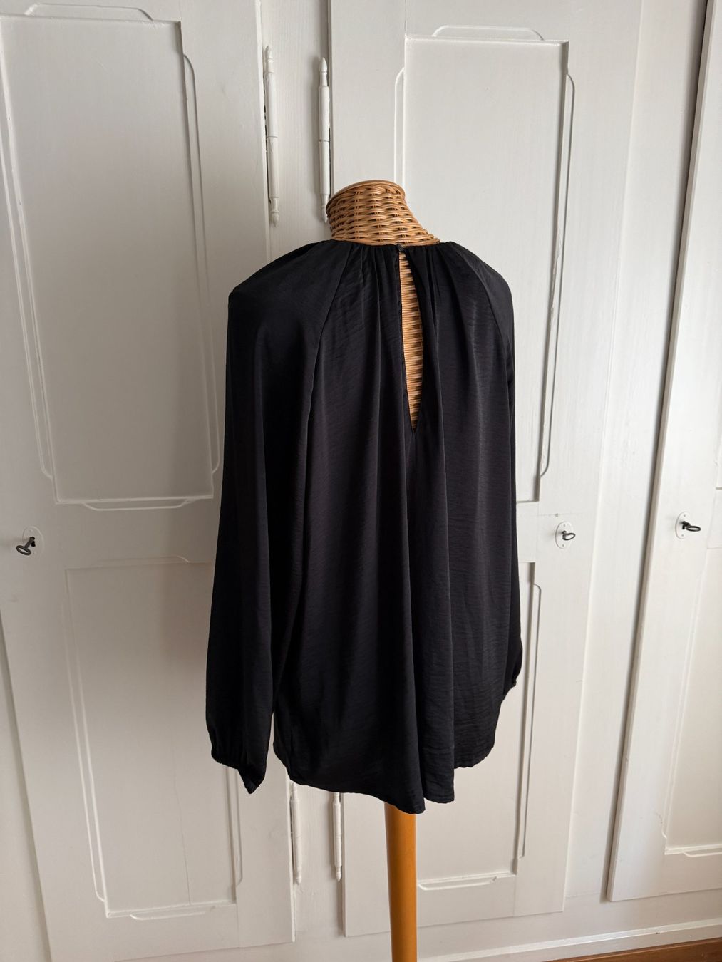 Camicette: BODYFLIRT - Satin Bluse schwarz fliessend 44 – Usato da Zürich venduto da Diazaio 2