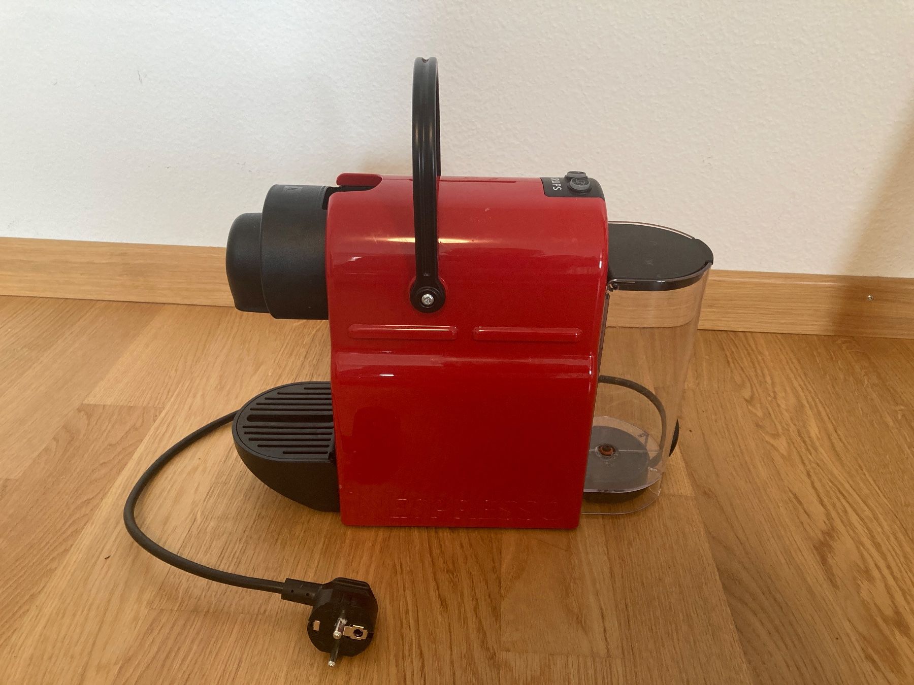 Krups Macchine per caffè & Macchine per espresso: Nespresso Krups red coffee machine excellent condition – Usato da Luzern venduto da Mauseli4