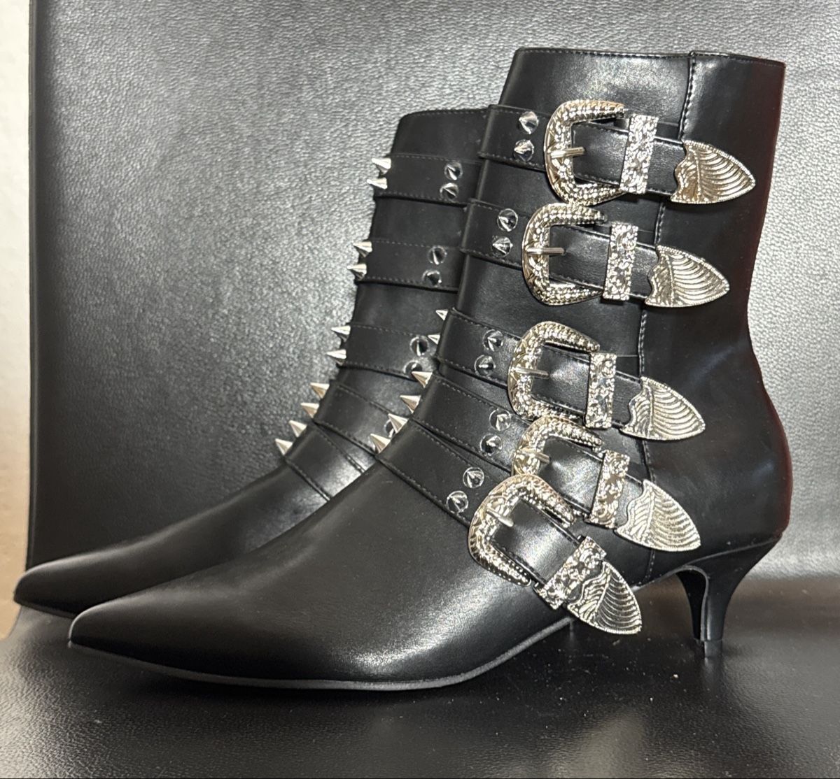 Scarpe da uomo: KOI Black Buckled Boots Size 39 – Nuovo e nell'imballaggio originale da Spreitenbach venduto da Mutter001