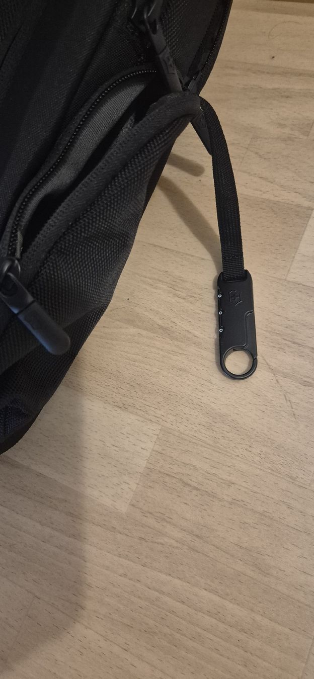 Victorinox Zaini: Victorinox Rucksack schwarz – Usato da Schwyz venduto da Vesparider01 8