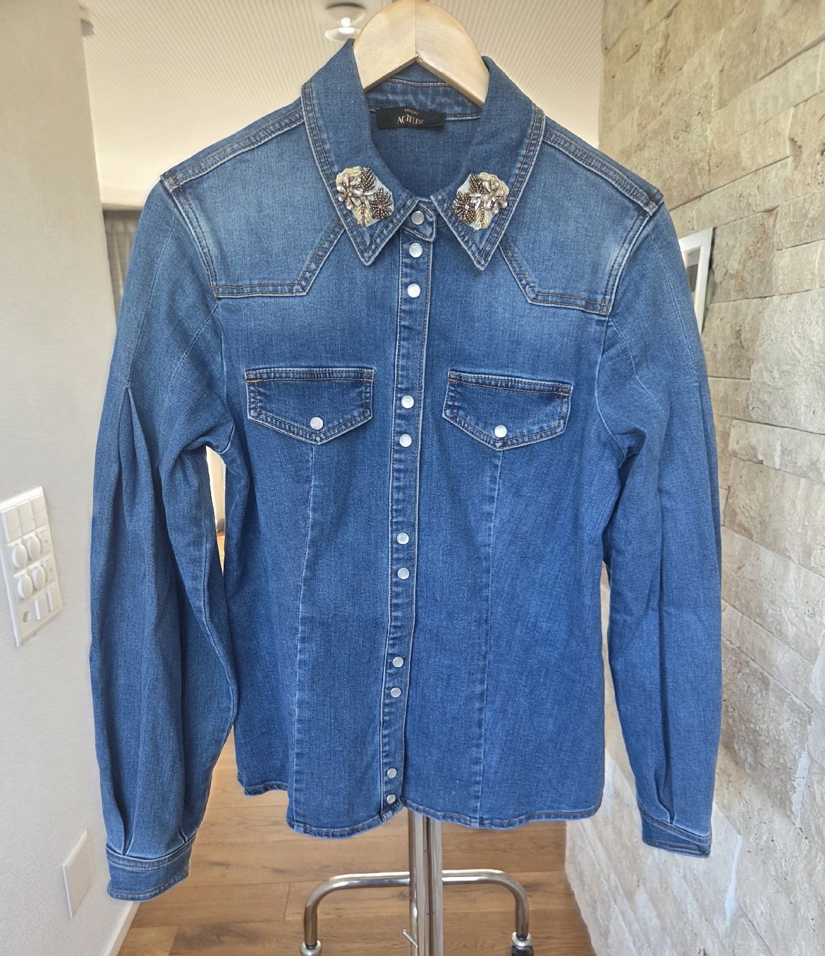 Twinset Camicette: Wunderschöne Jeans-Bluse von Twinset Actitude mit Perlen – Nuovo (secondo la descrizione) da Scherzingen venduto da tan_l9n2