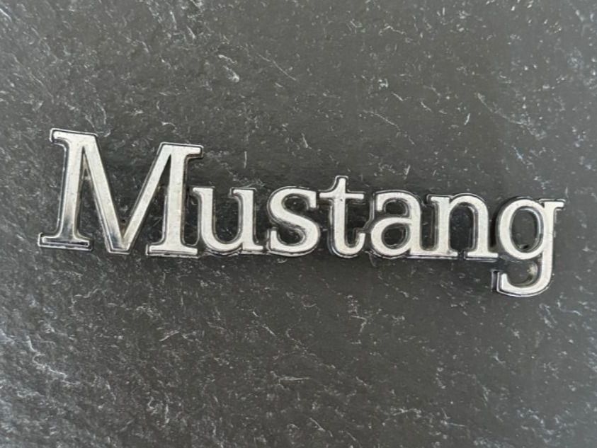Insegne: Ford Mustang Logo Metall Original – Usato da Oberrohrdorf venduto da chilibiggi 1
