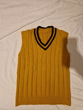 Strickweste V-Ausschnitt senfgrün Grösse S guter Zustand