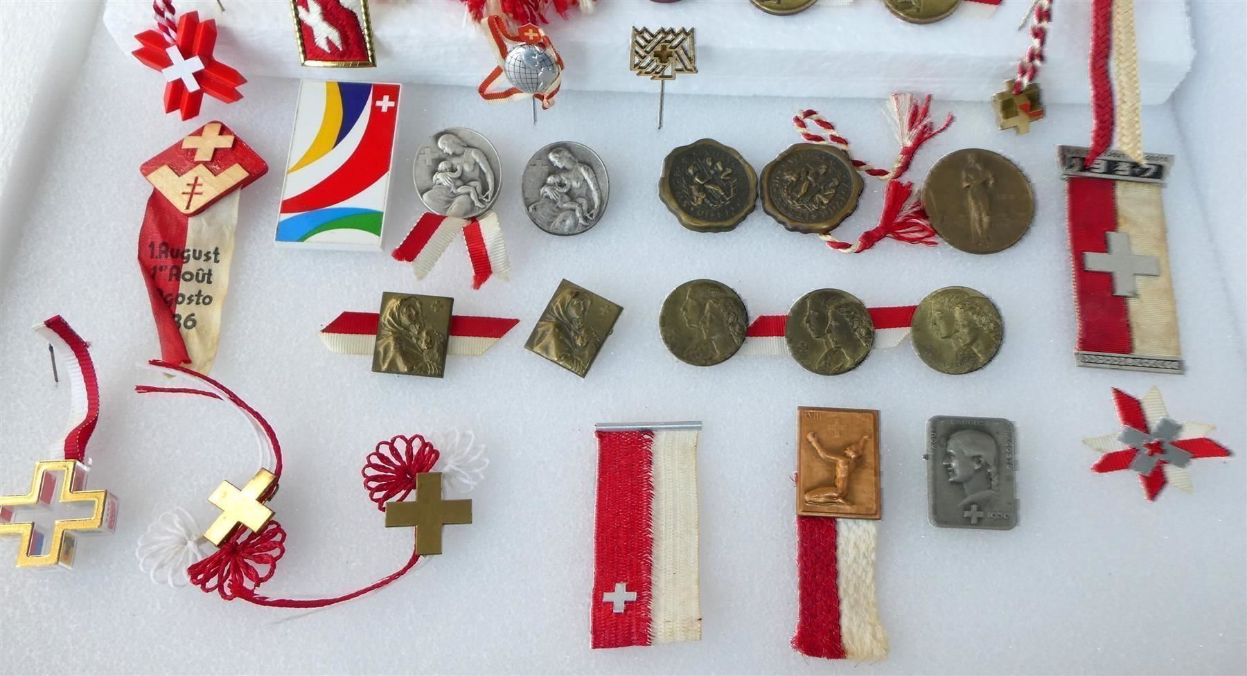 Swiss Plaketten & Abzeichen: August Augustabzeichen Badges 46 Stück – Gebraucht aus Frauenfeld von Astra13 3
