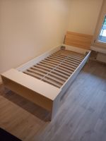 Bett mit Regalteil und Rückenlehne
