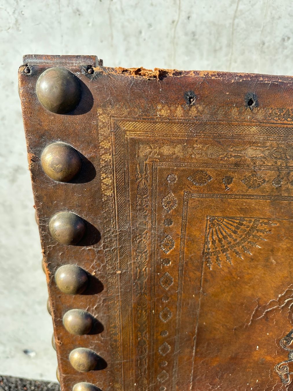 Poltrone: Beeindruckender Thronsessel, Leder & Messing  Toller, antike – Usato da Laufenburg venduto da industrial-silence 3
