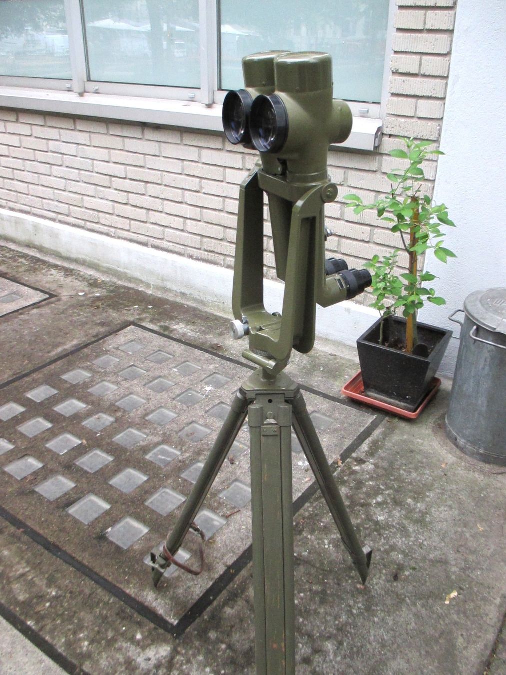 Schweizer Armee Feldstecher: Kern Grabenfernrohr 12x72 mit Stativ. – Gebraucht aus zürich von Haluk1